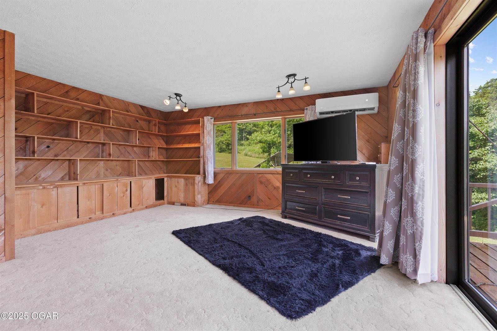 10463 Farm Road 1182, Aurora, MO 65605