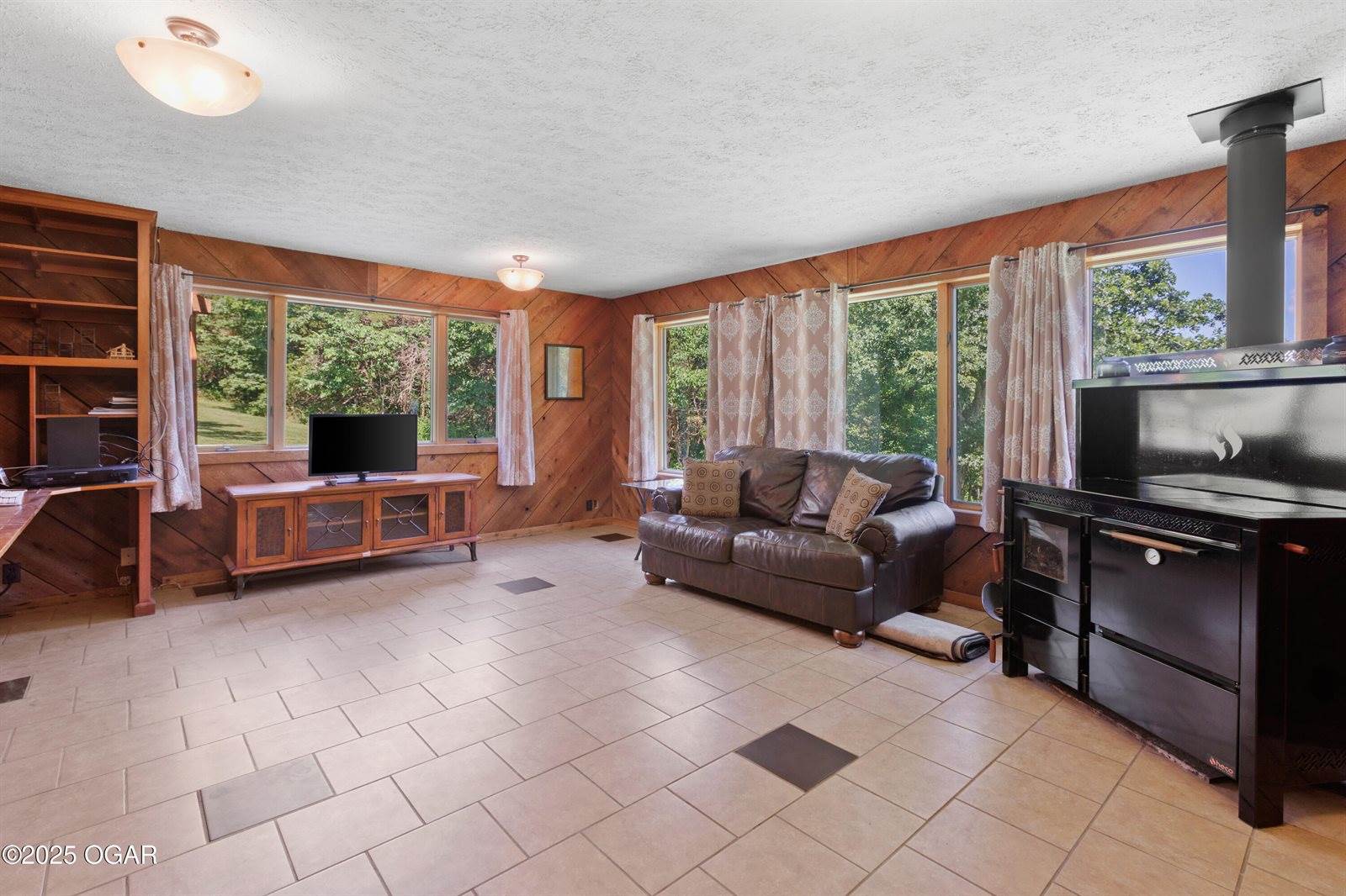 10463 Farm Road 1182, Aurora, MO 65605