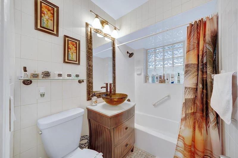 1913 Thomas St, Hollywood, FL 33020