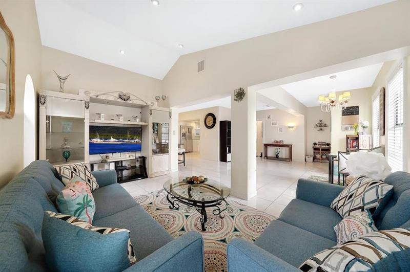 1913 Thomas St, Hollywood, FL 33020