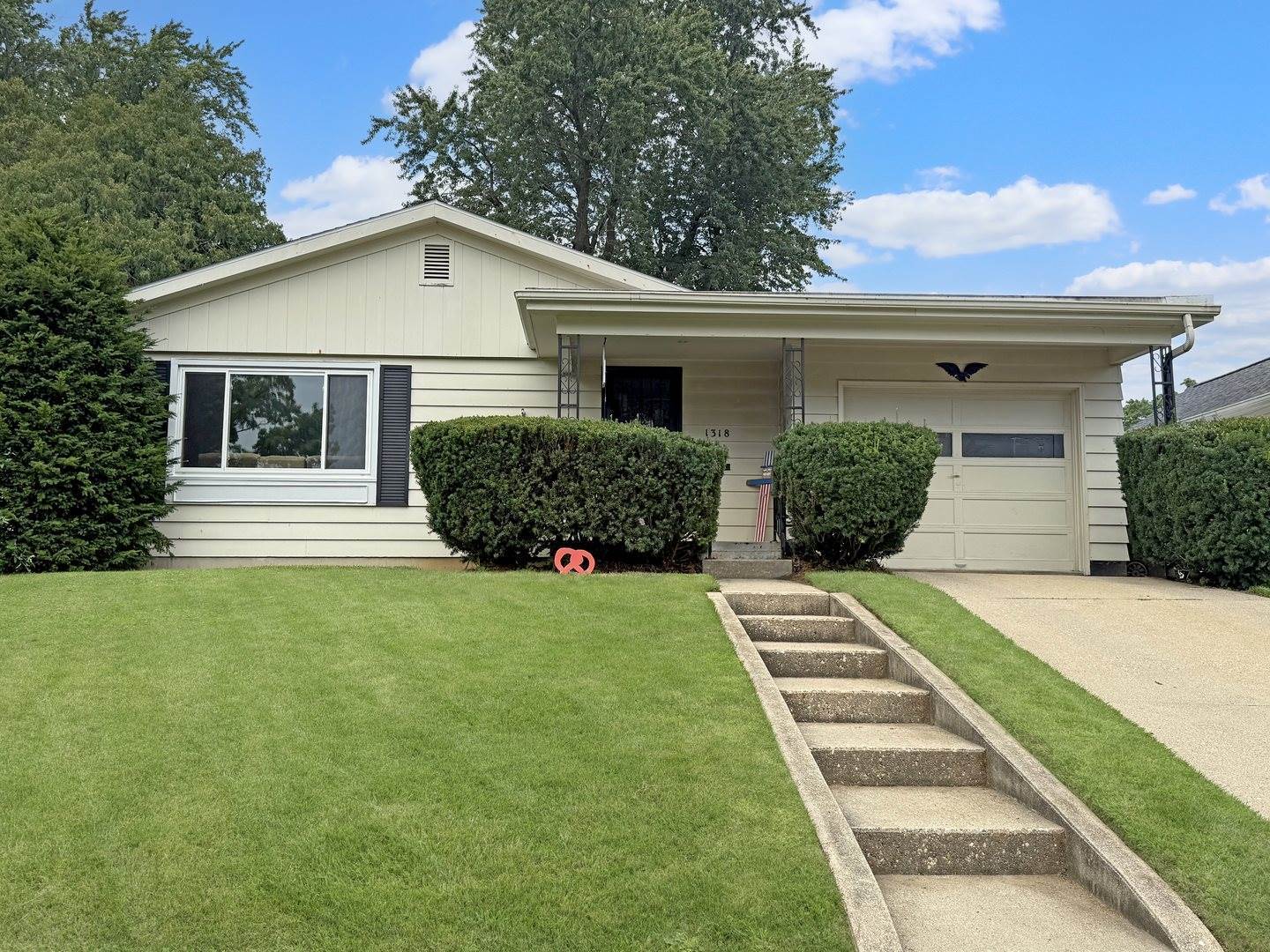1318 West American Street, Freeport, IL 61032
