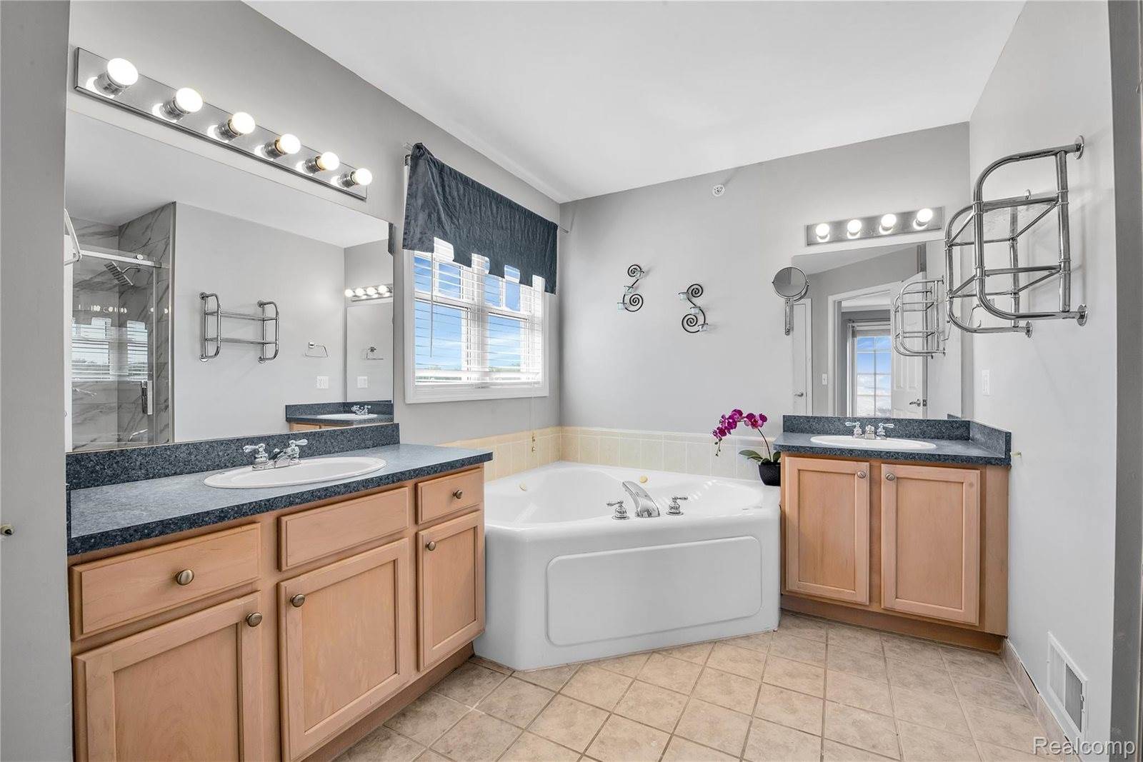 3912 Forester Boulevard, AuburnHillsCity_Oakland, MI 48326