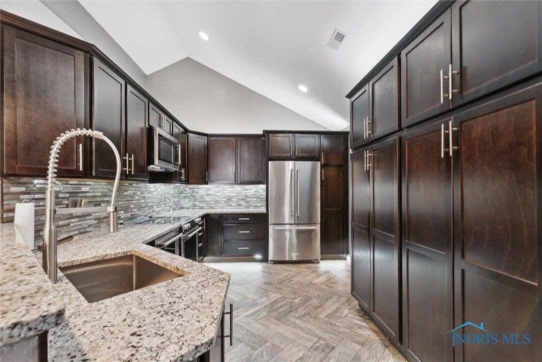 9845 Connor Lake Circle, Perrysburg, OH 43551