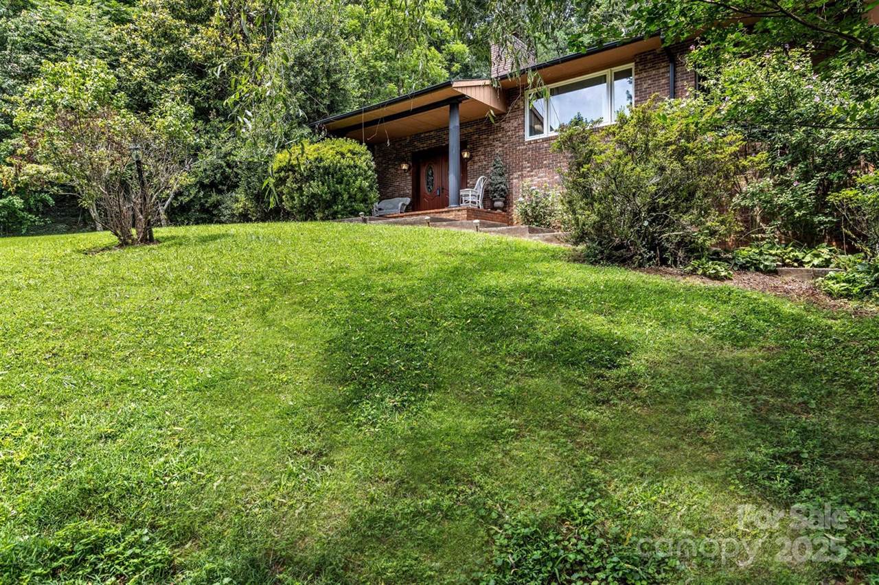 31 Mark Twain Road, Asheville, NC 28805
