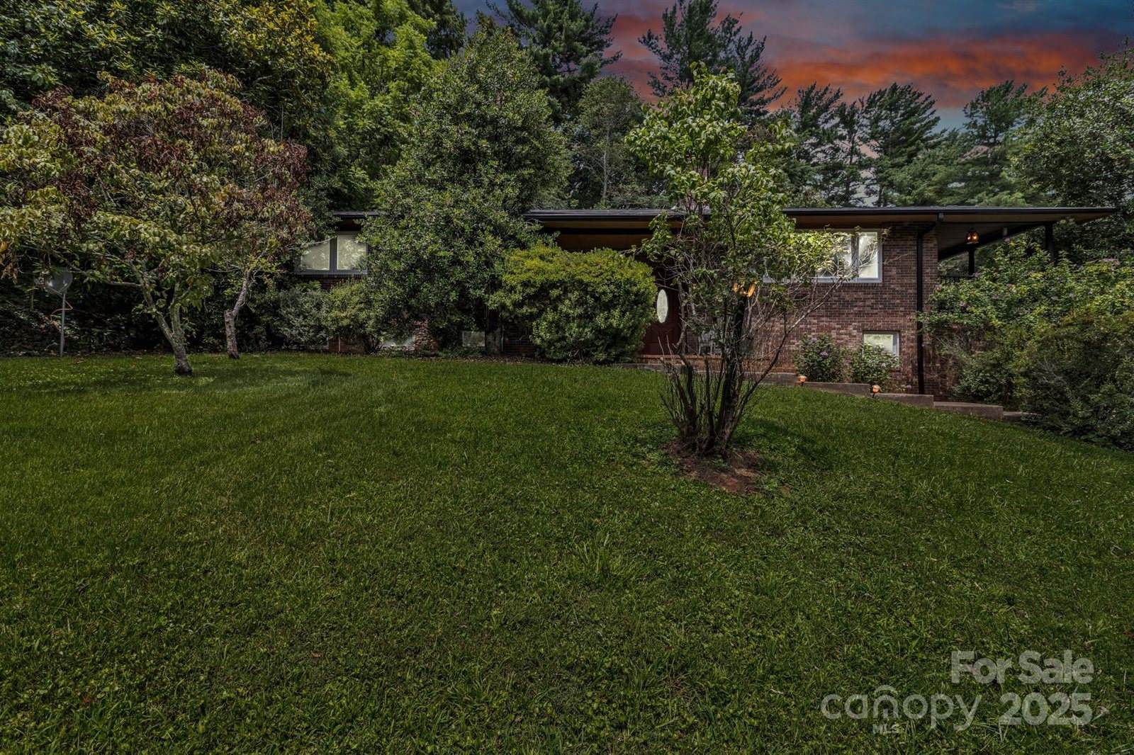 31 Mark Twain Road, Asheville, NC 28805