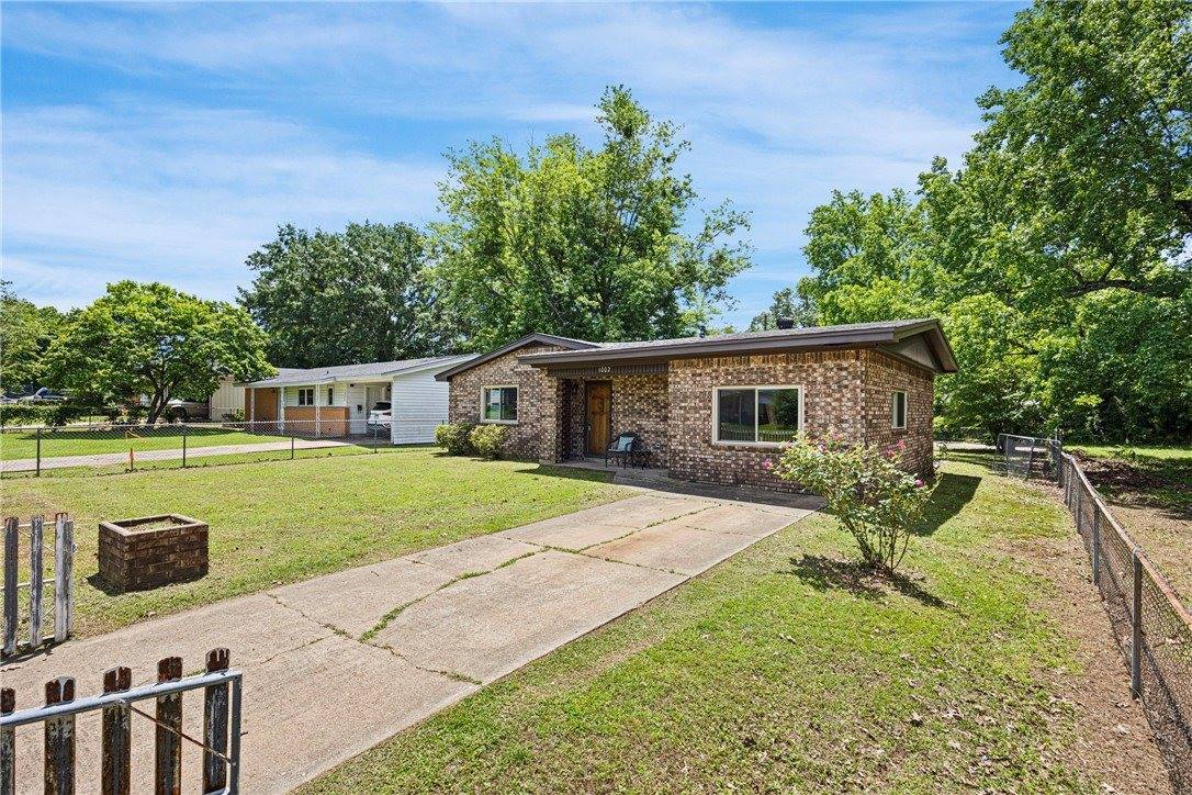 1002 East F Street, Russellville, AR 72801