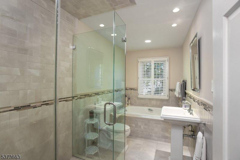 24 Blazier Rd, Warren Township, NJ 07059