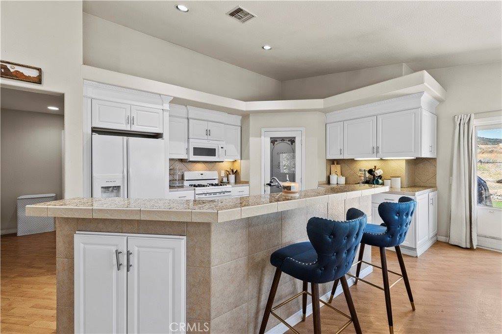 42647 Pinecliff Street, Lake Hughes, CA 93532