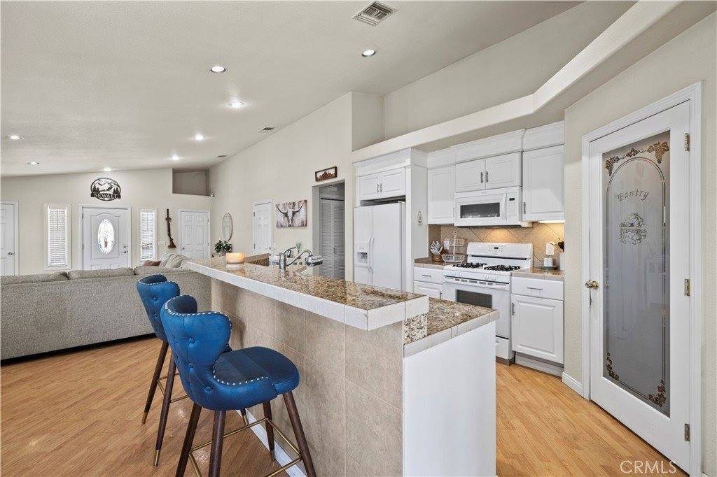 42647 Pinecliff Street, Lake Hughes, CA 93532