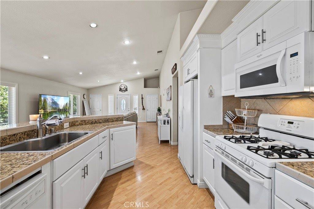 42647 Pinecliff Street, Lake Hughes, CA 93532