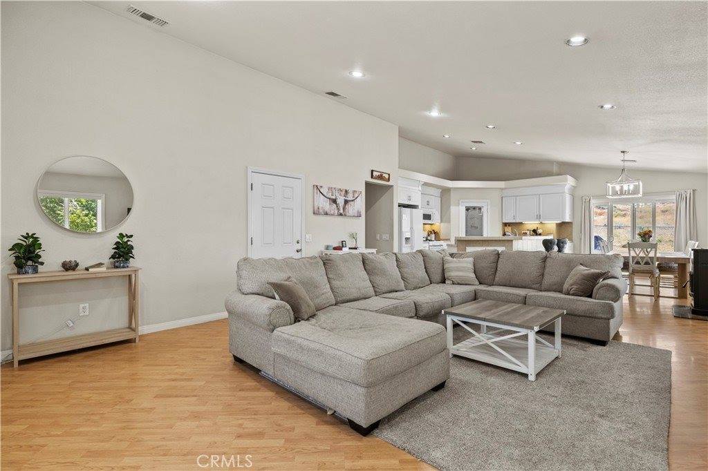 42647 Pinecliff Street, Lake Hughes, CA 93532