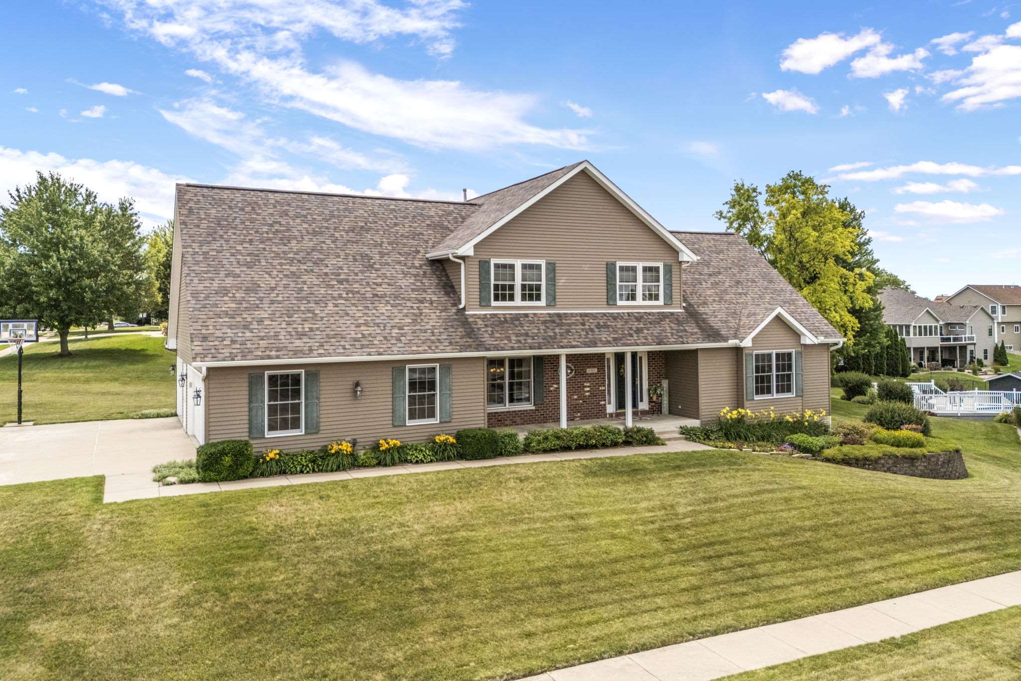 1001 W Hickory Court, Eldridge, IA 52748