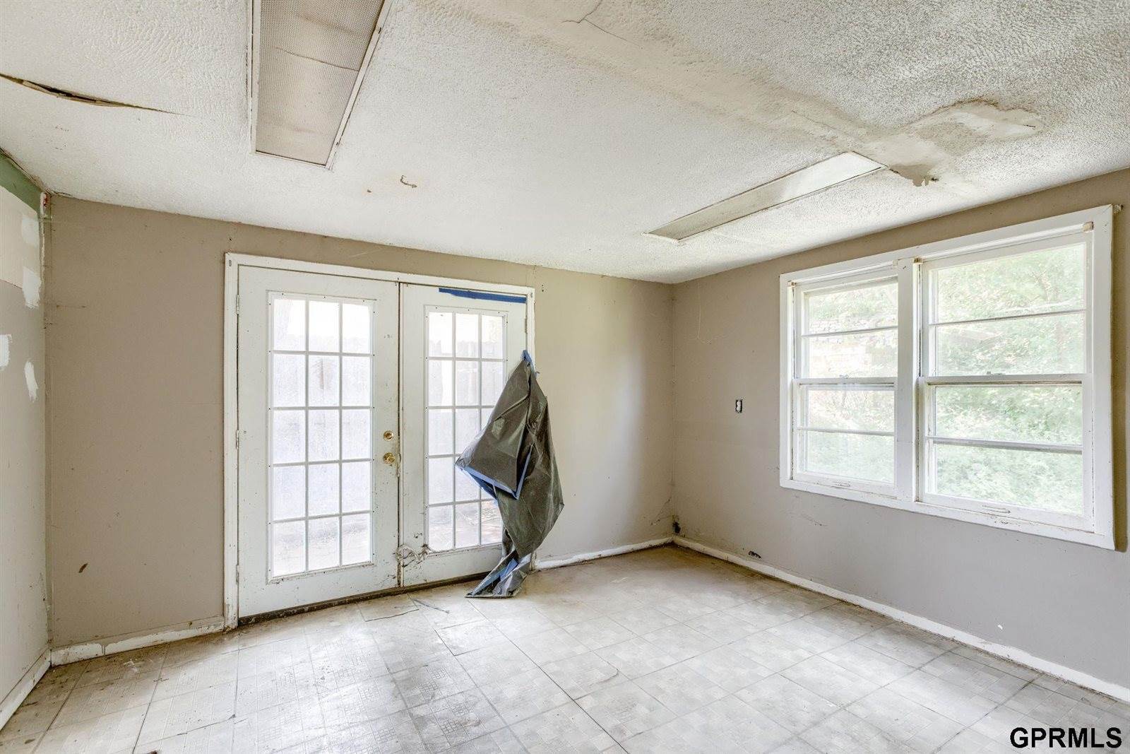 1010 South 40 Street, Omaha, NE 68105