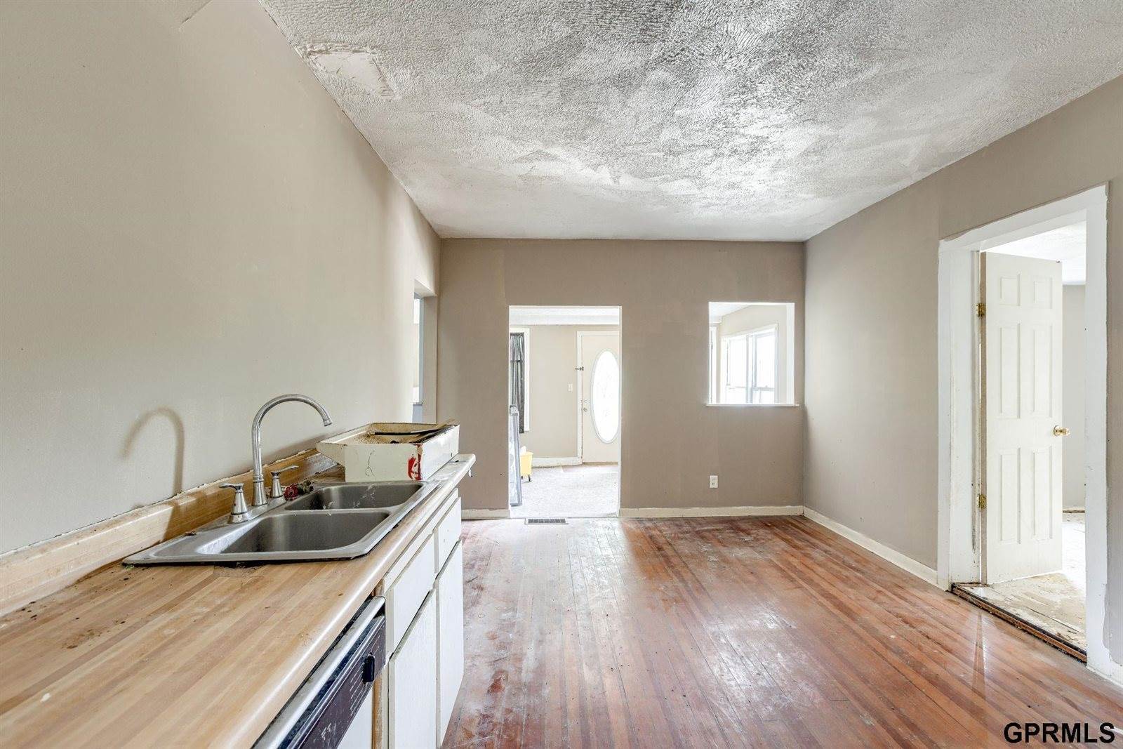 1010 South 40 Street, Omaha, NE 68105