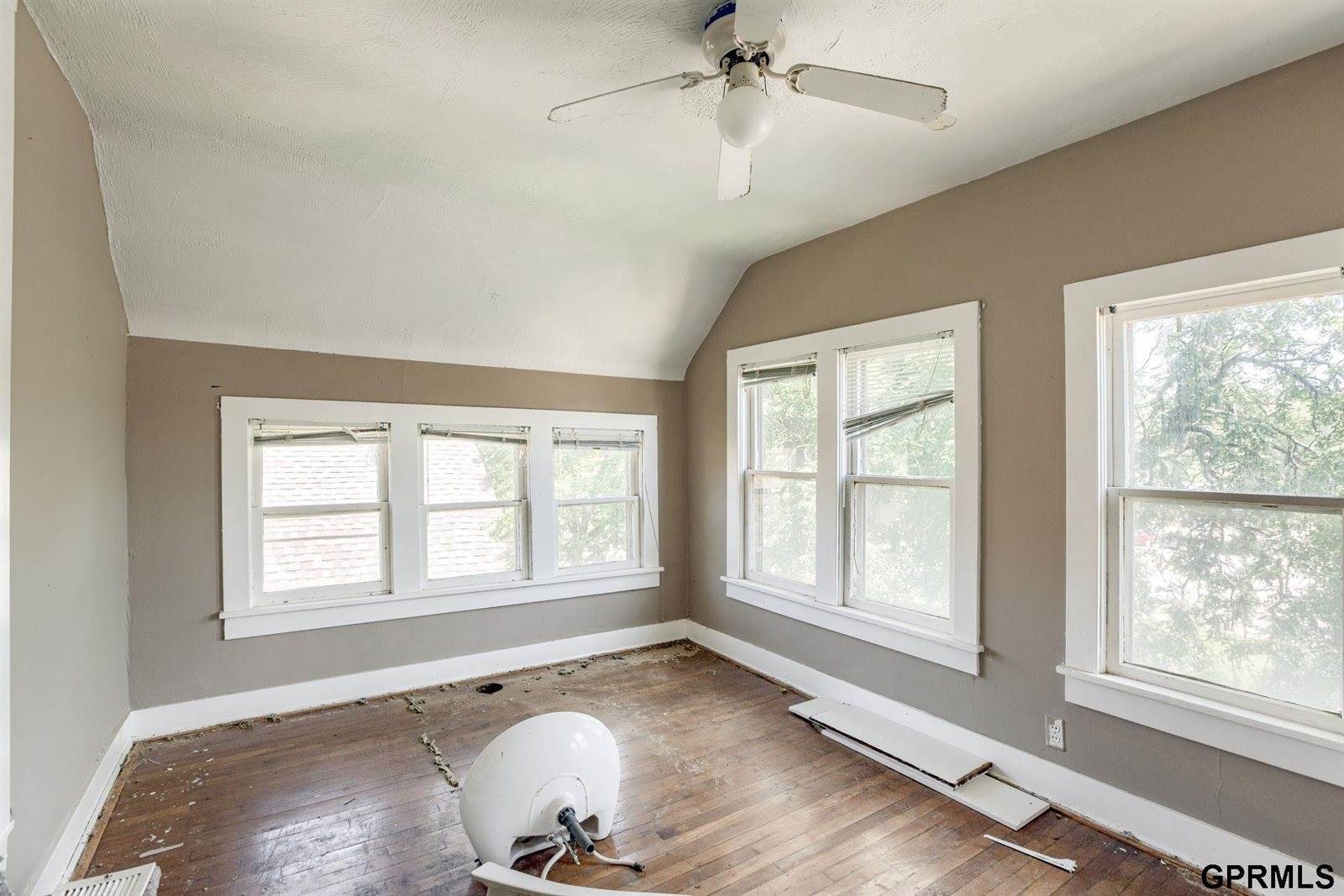 1010 South 40 Street, Omaha, NE 68105