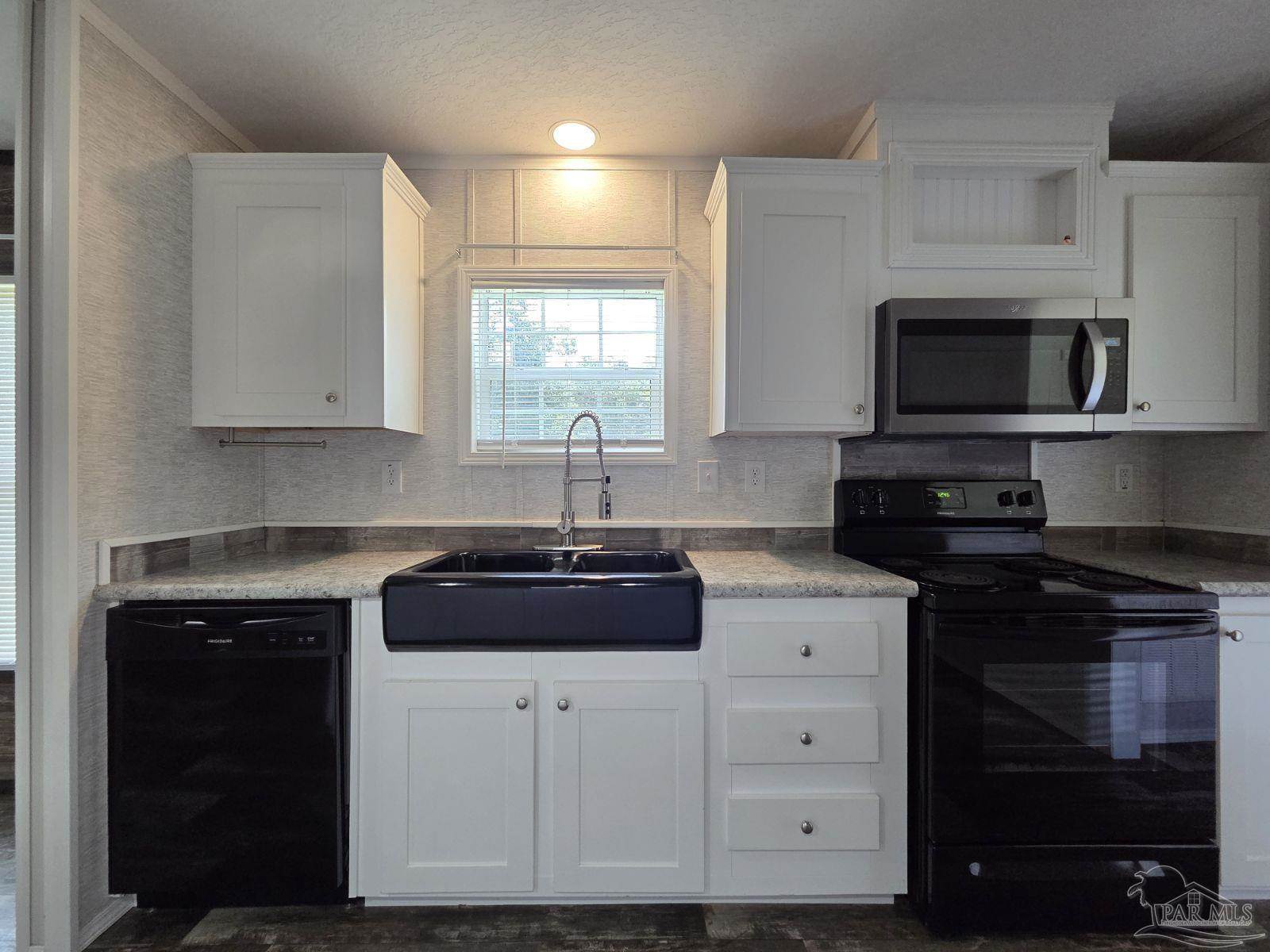 548 Pecan Ln, Holt, FL 32564