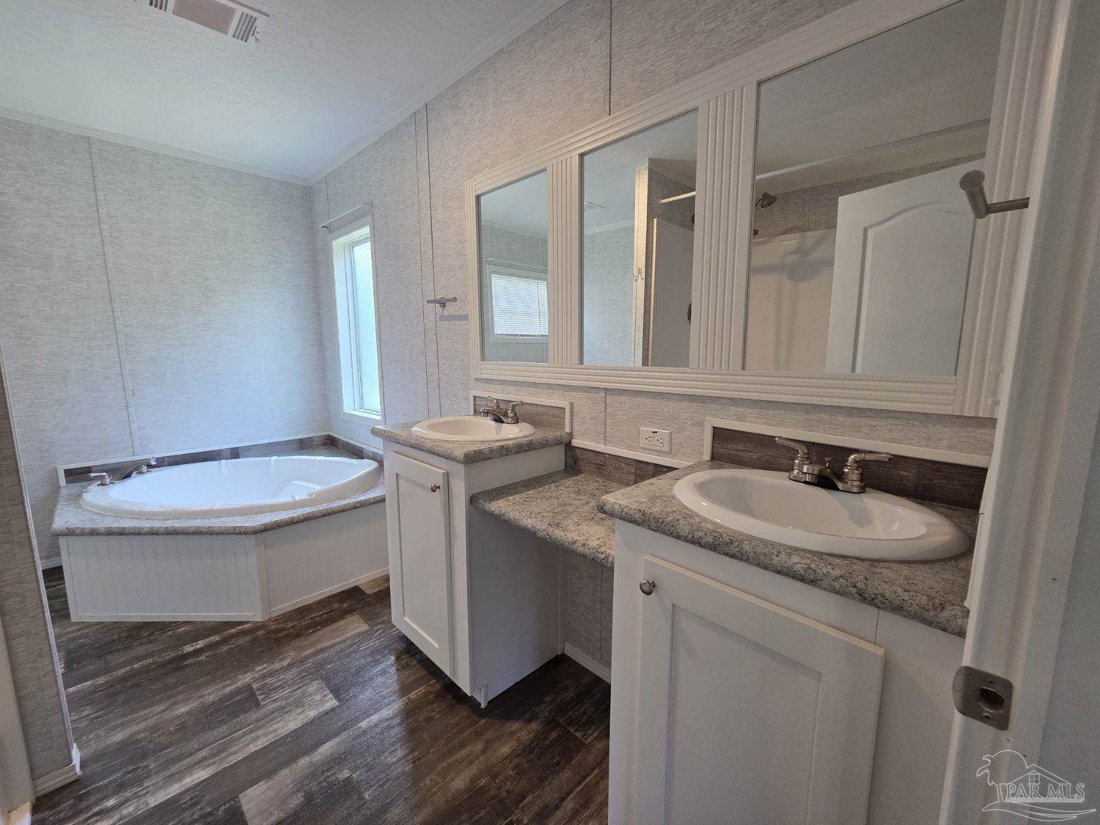 548 Pecan Ln, Holt, FL 32564