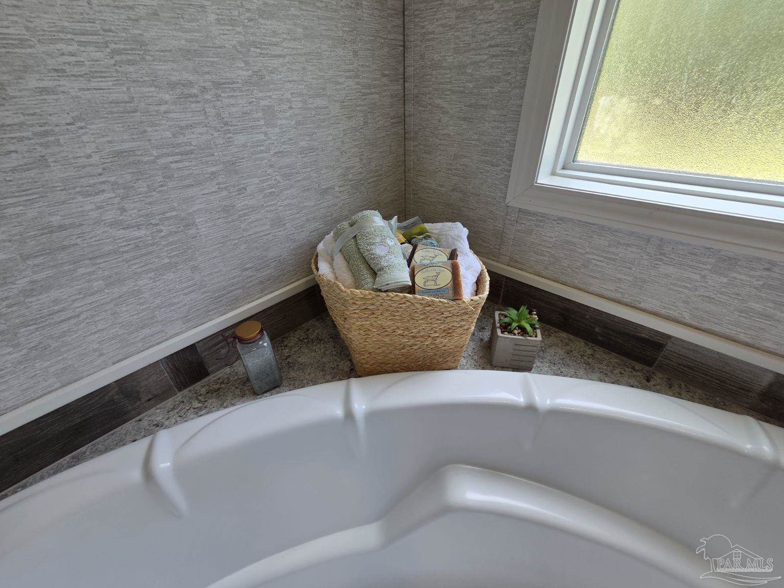 548 Pecan Ln, Holt, FL 32564