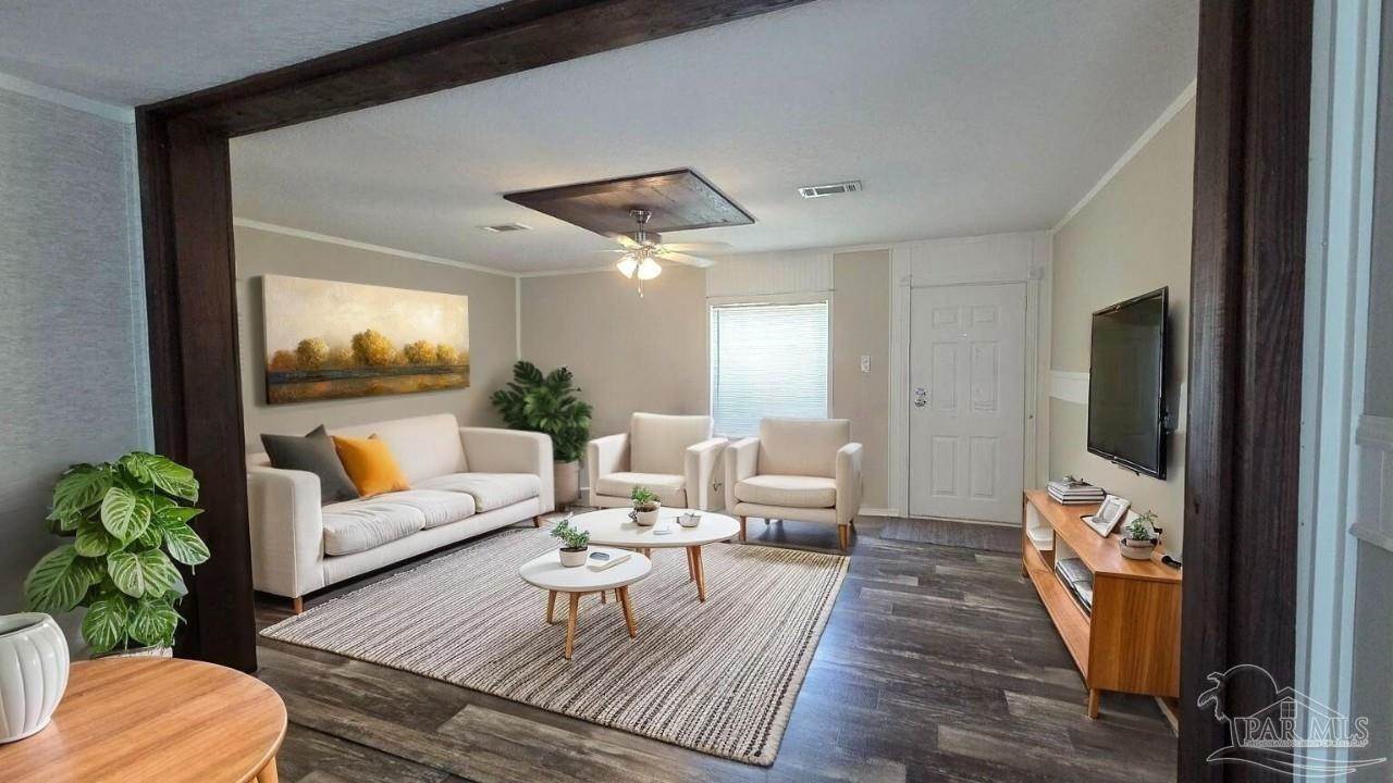 548 Pecan Ln, Holt, FL 32564