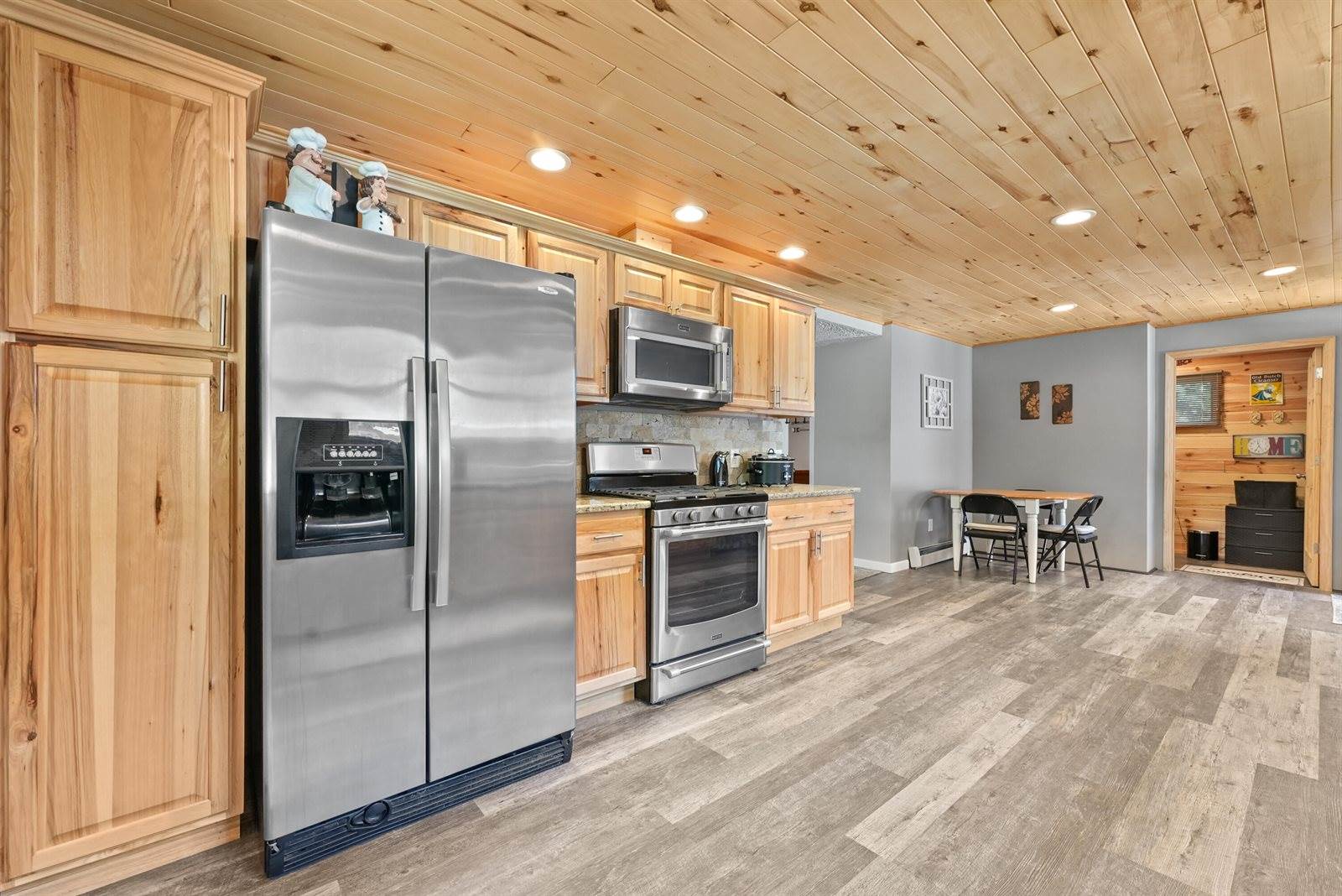 105 Mallard Avenue, Houghton Lake, MI 48629