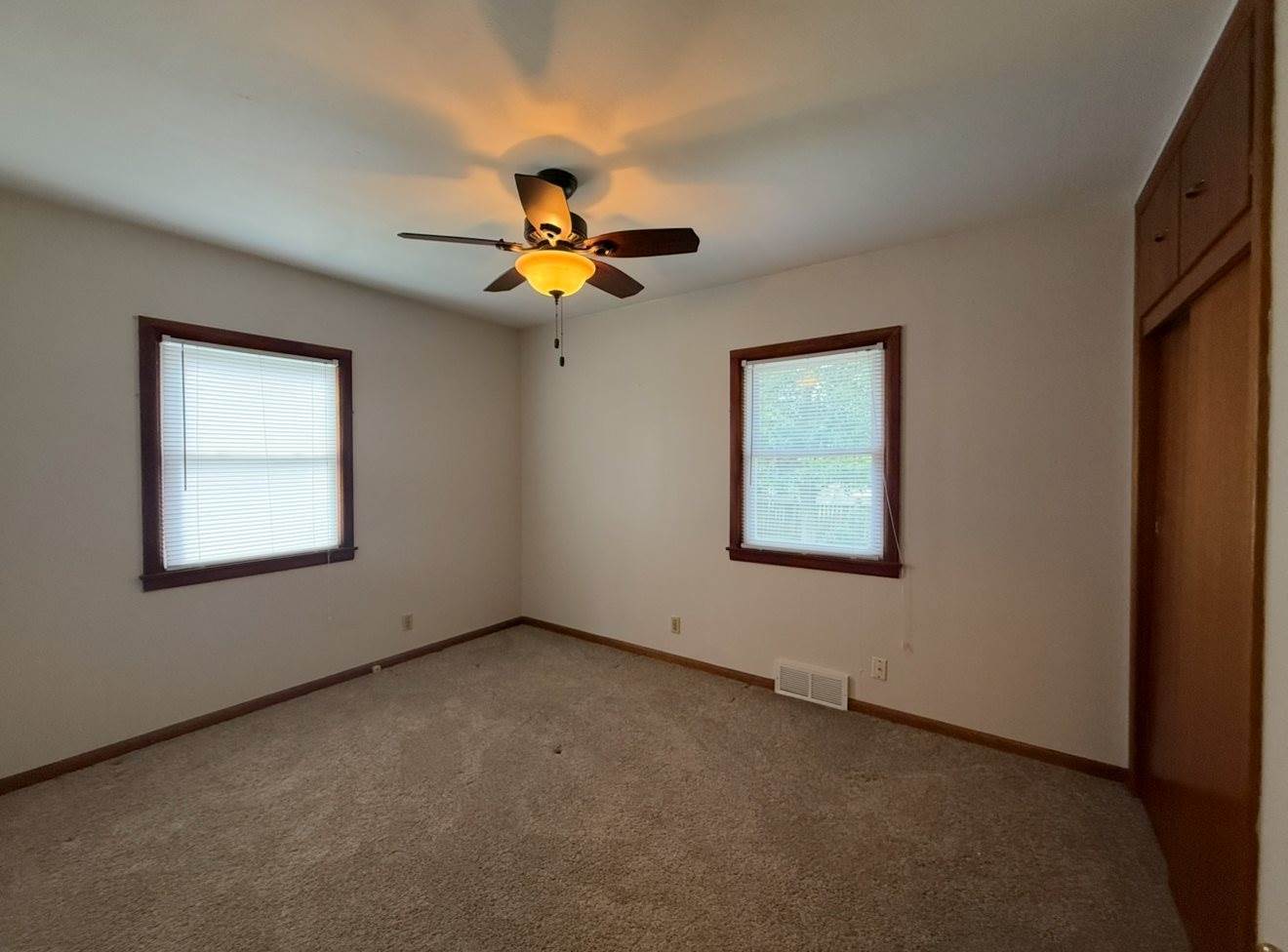 906 West Jefferson Drive, Freeport, IL 61032