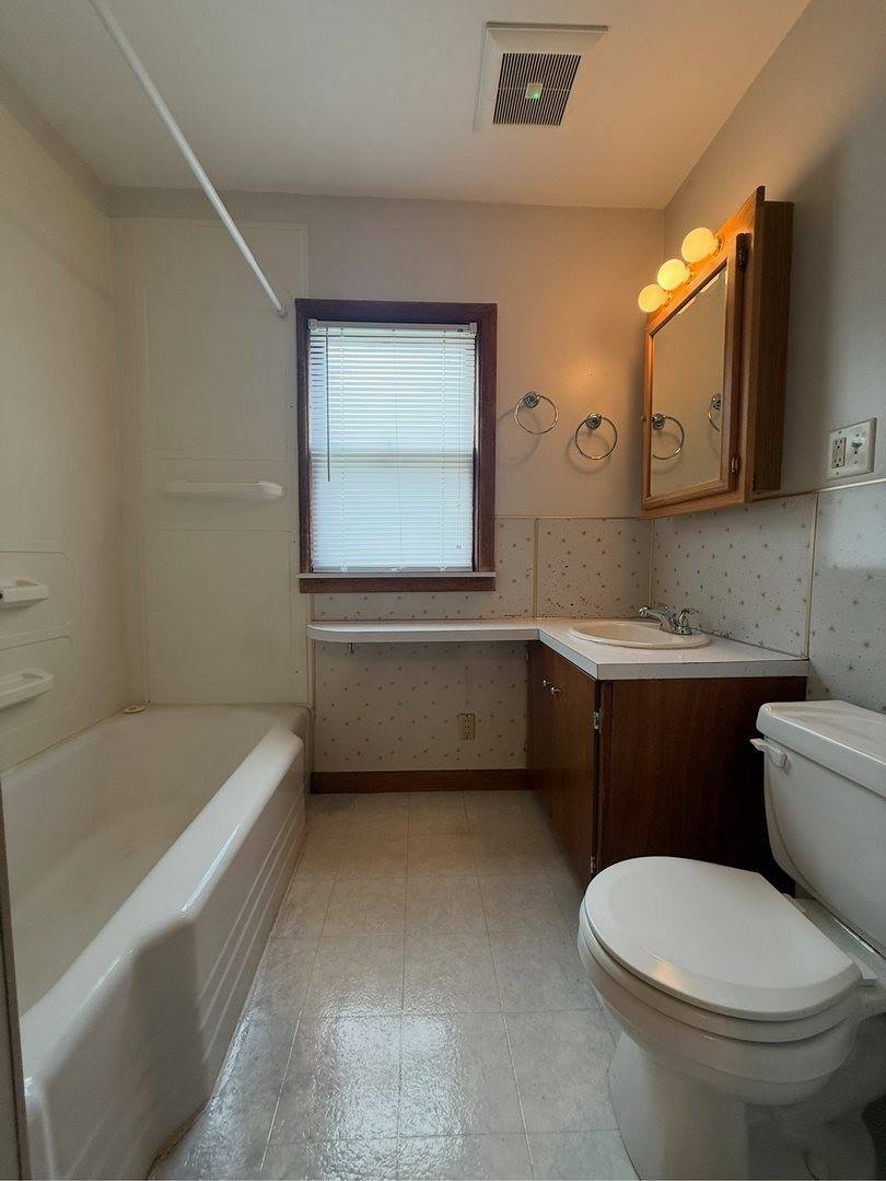 906 West Jefferson Drive, Freeport, IL 61032