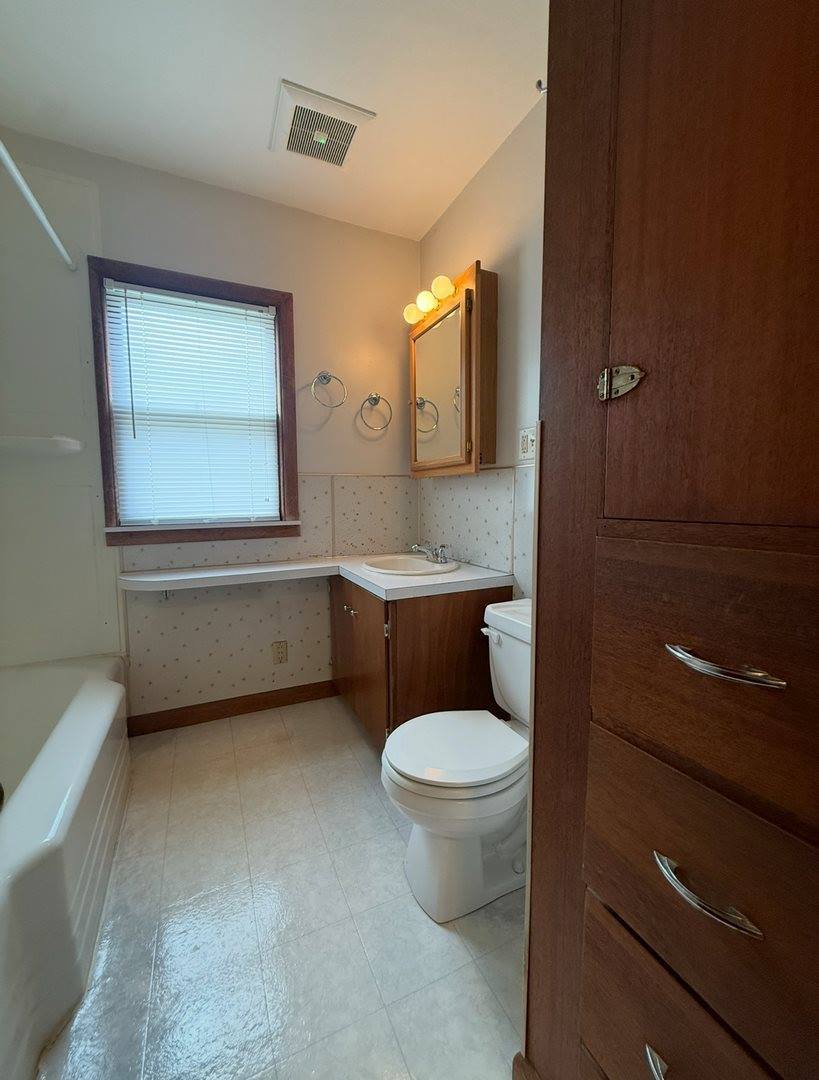 906 West Jefferson Drive, Freeport, IL 61032