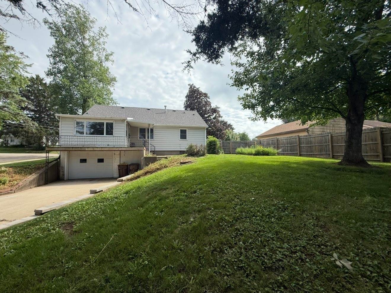 906 West Jefferson Drive, Freeport, IL 61032