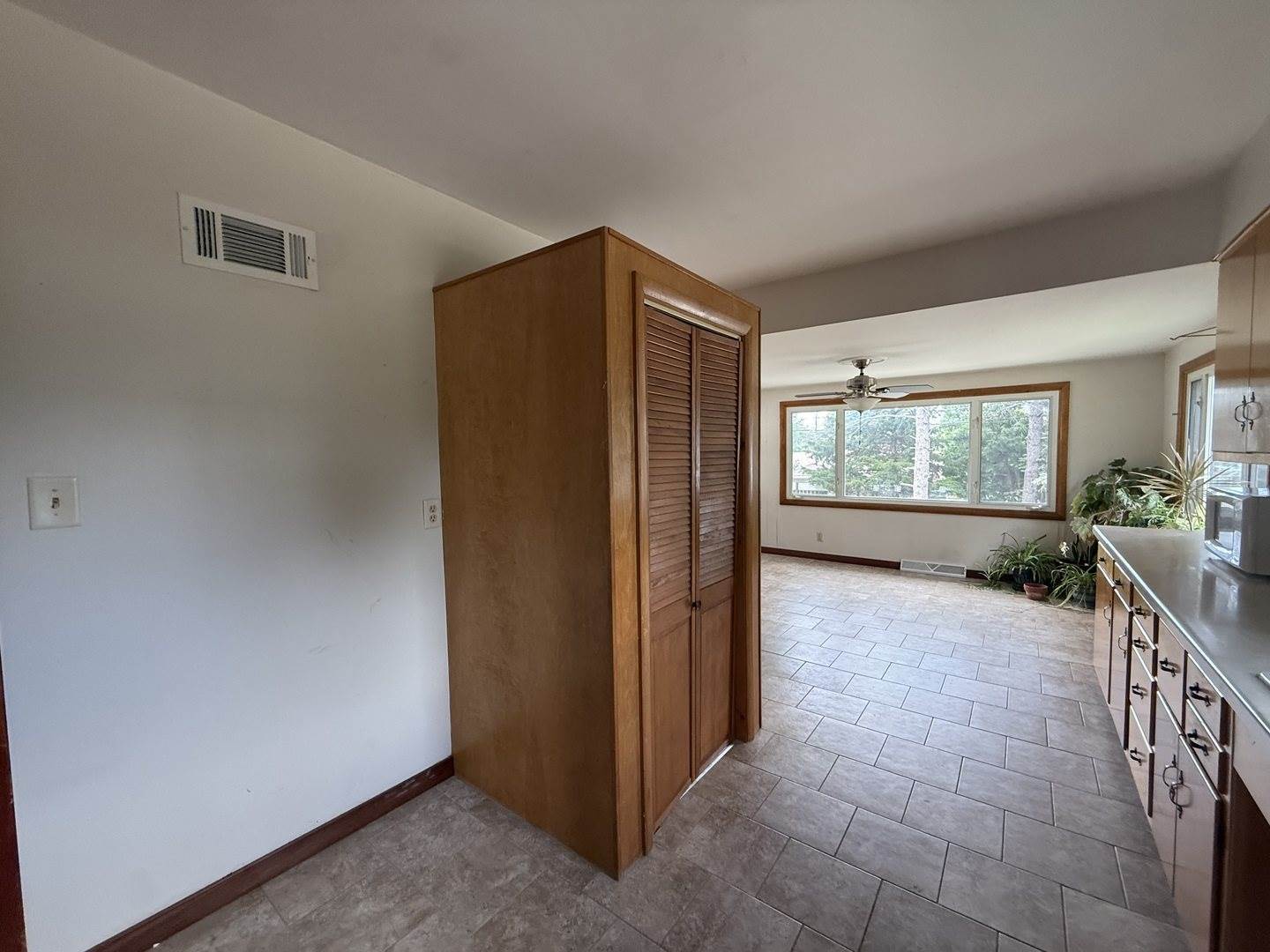 906 West Jefferson Drive, Freeport, IL 61032