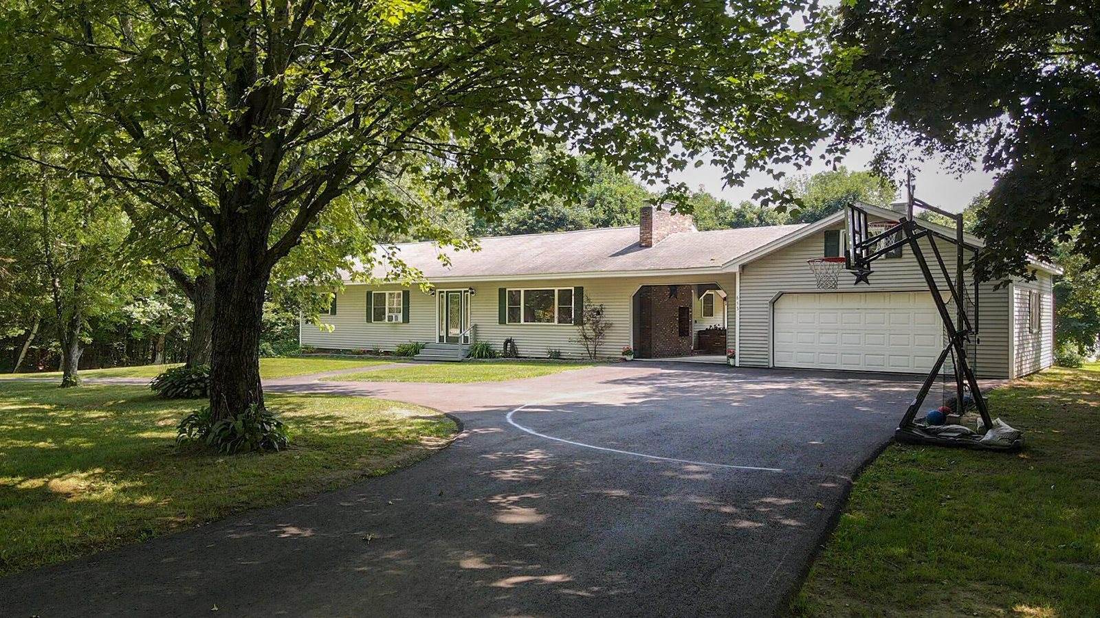 653 Moosehead Trail, Newport, ME 04953