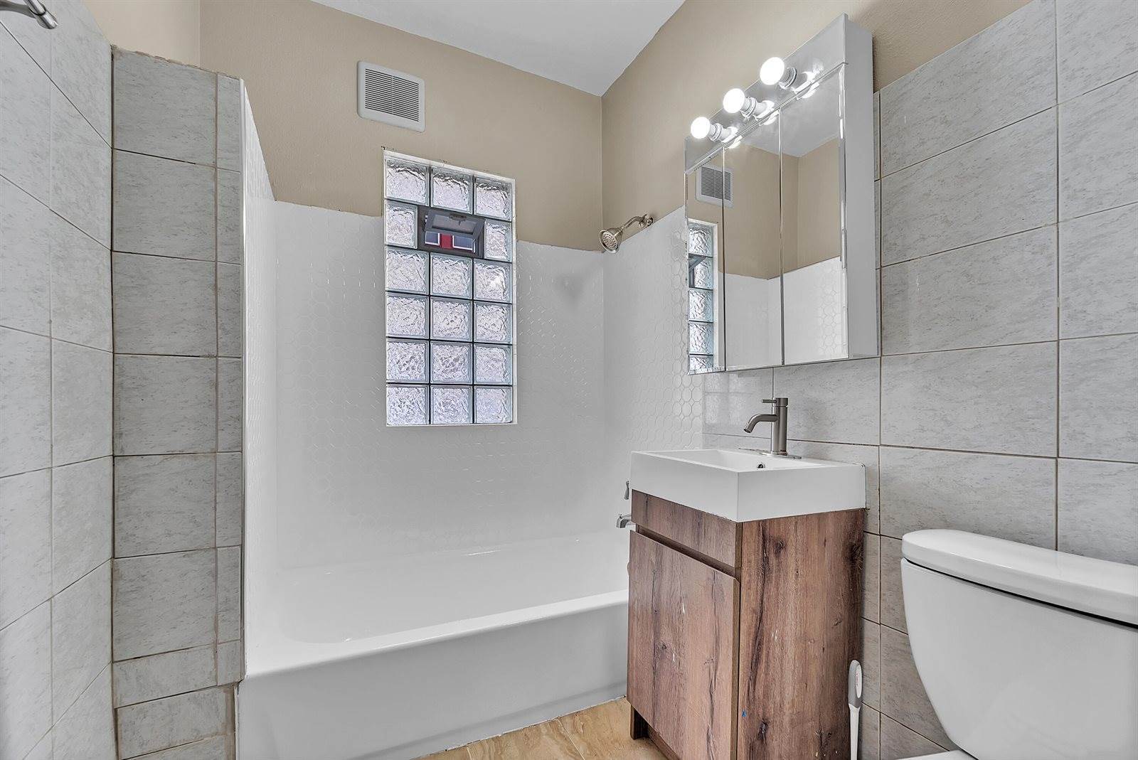 1221 South 24th St, Milwaukee, WI 53204