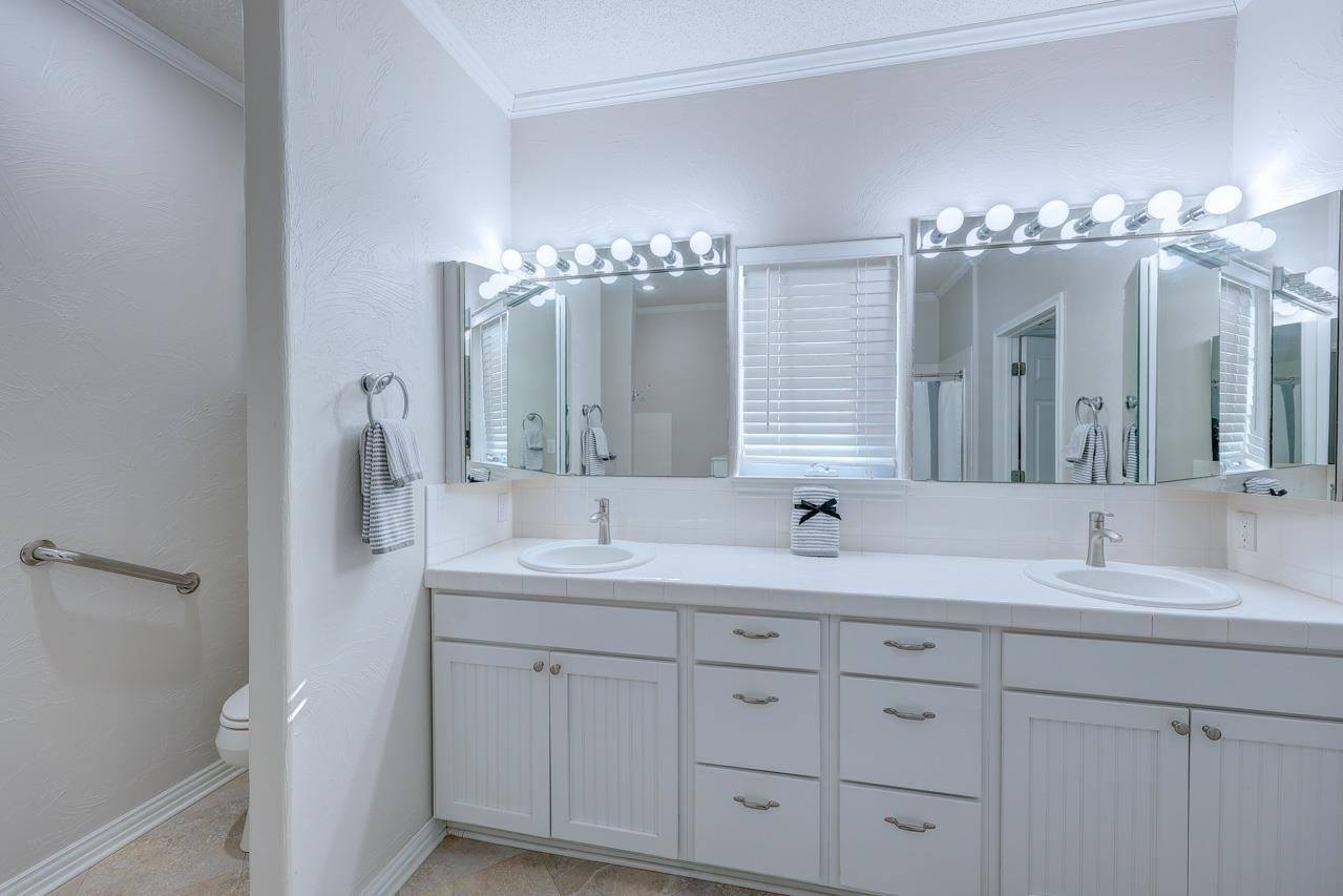 1923 Eastridge Dr, Arkansas City, KS 67005