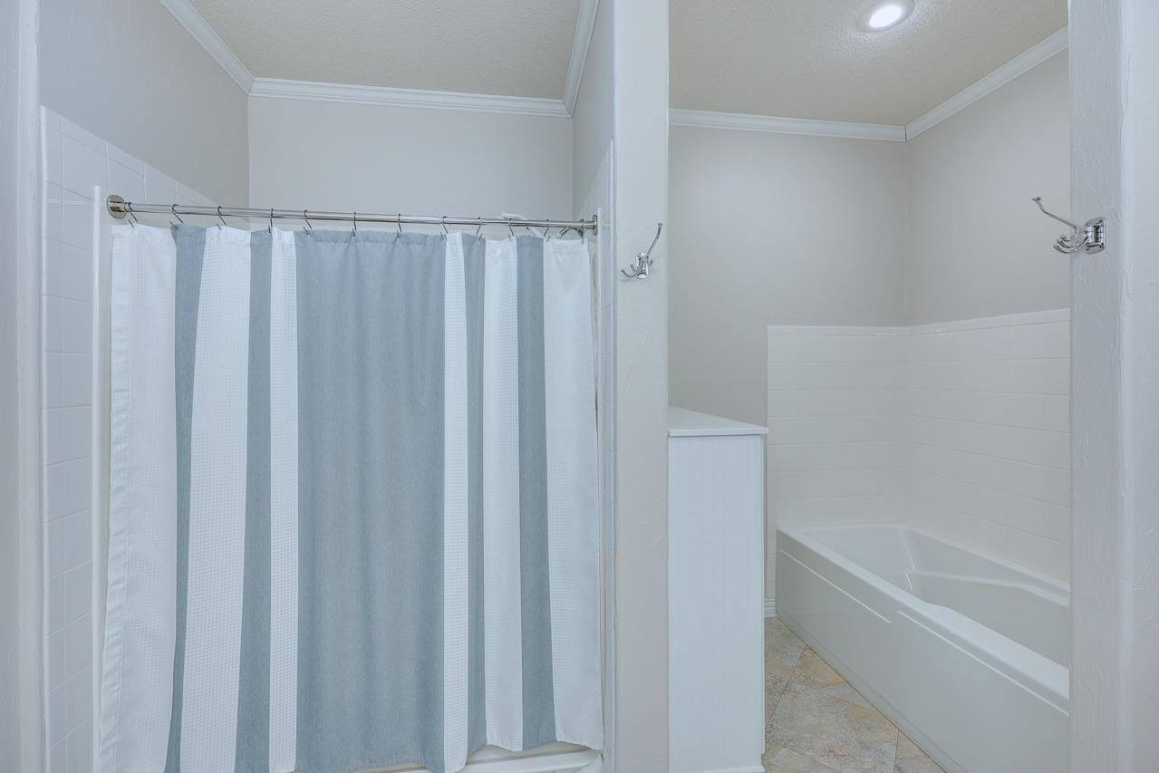 1923 Eastridge Dr, Arkansas City, KS 67005