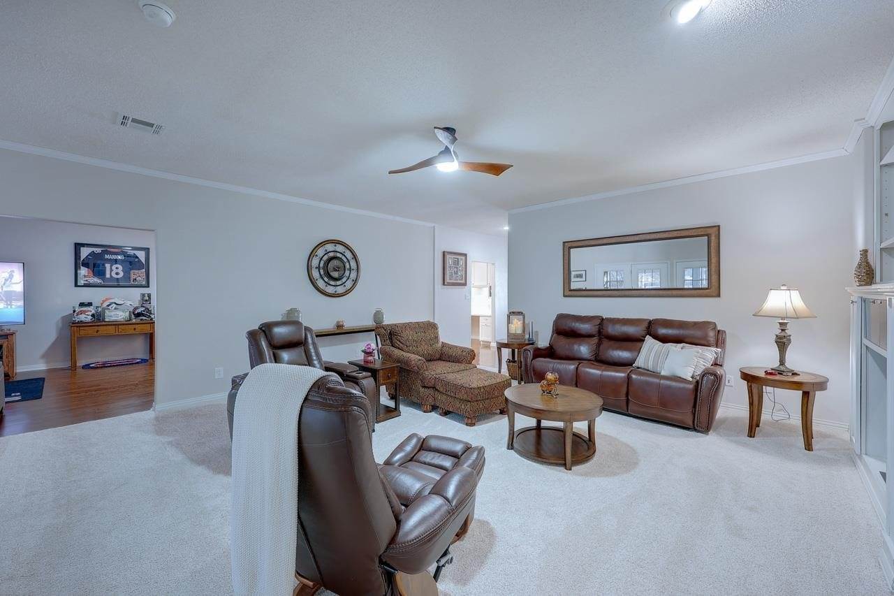 1923 Eastridge Dr, Arkansas City, KS 67005