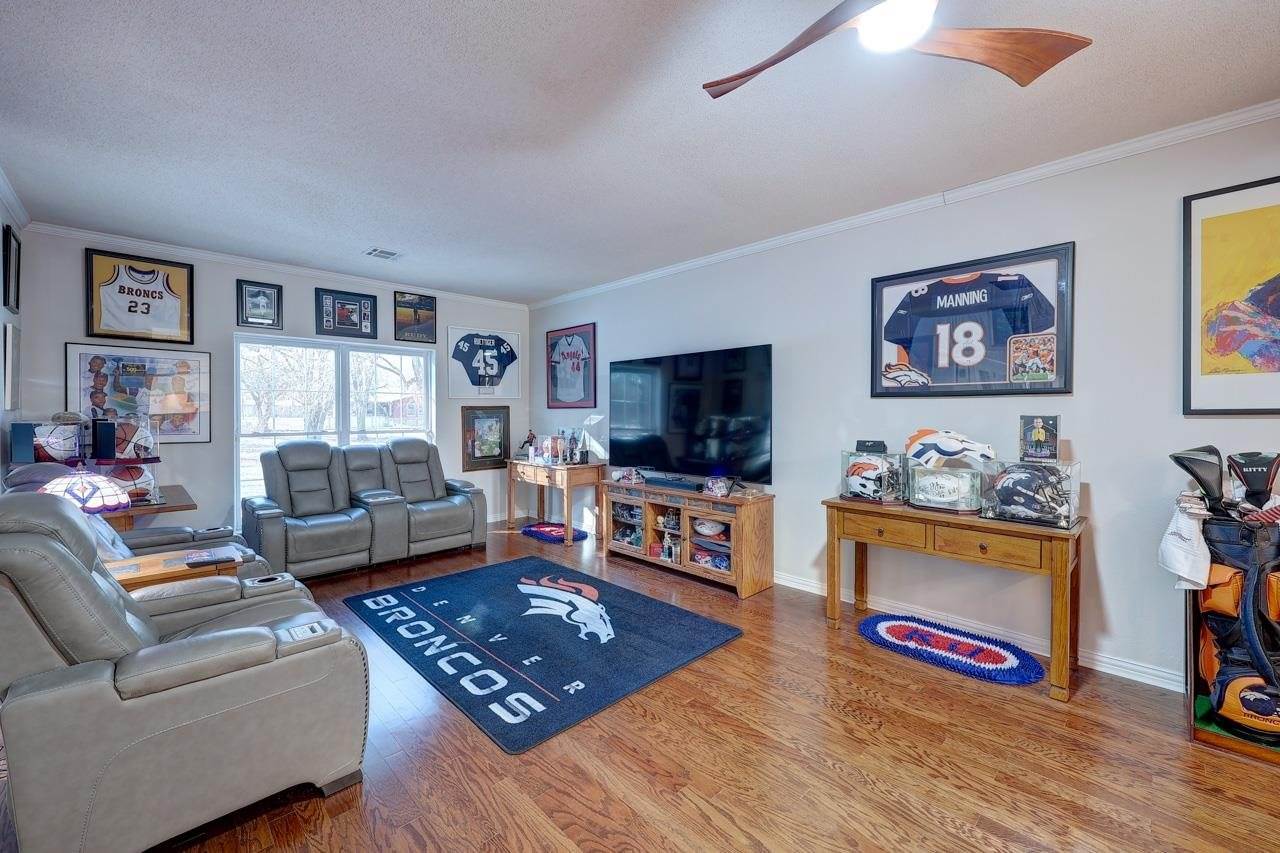 1923 Eastridge Dr, Arkansas City, KS 67005