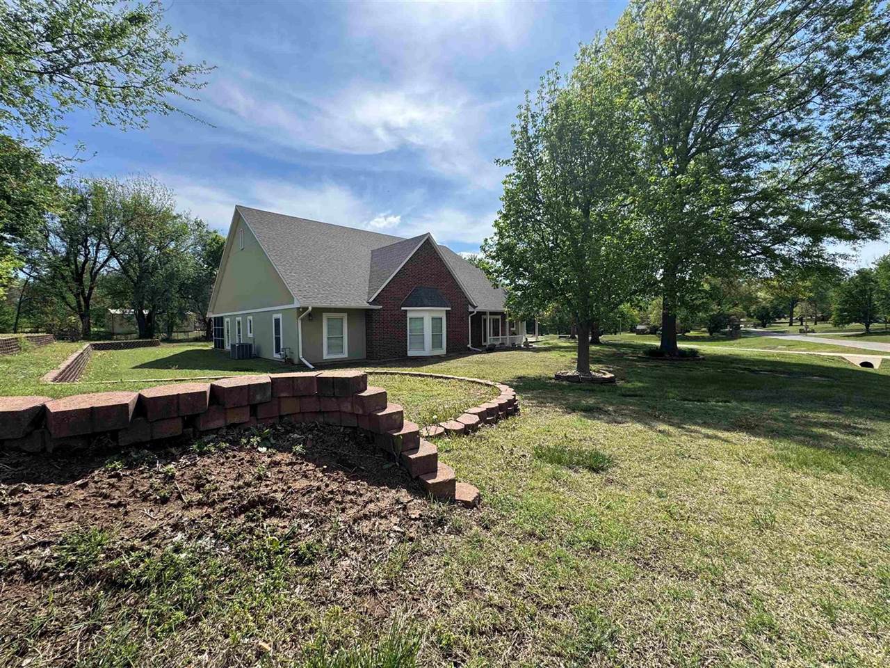 1923 Eastridge Dr, Arkansas City, KS 67005