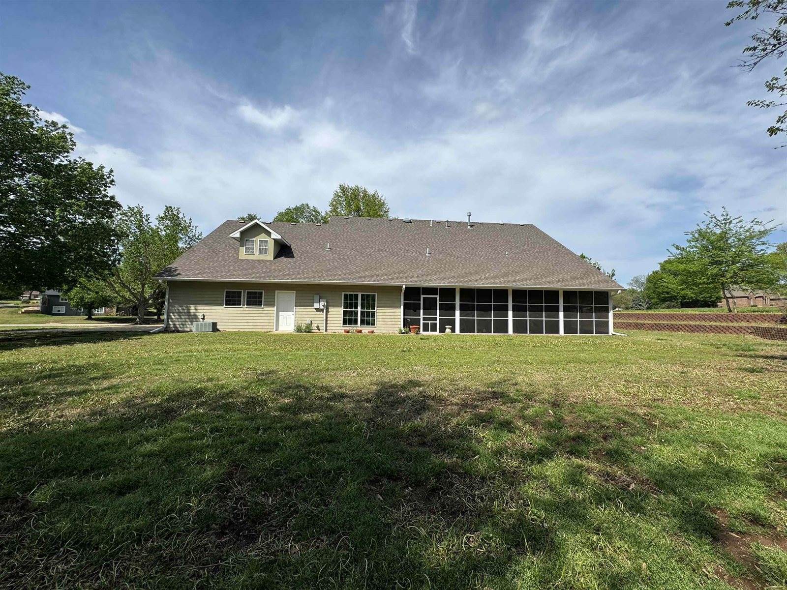 1923 Eastridge Dr, Arkansas City, KS 67005