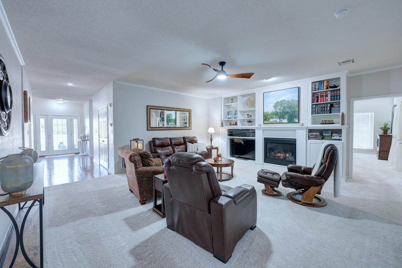 1923 Eastridge Dr, Arkansas City, KS 67005