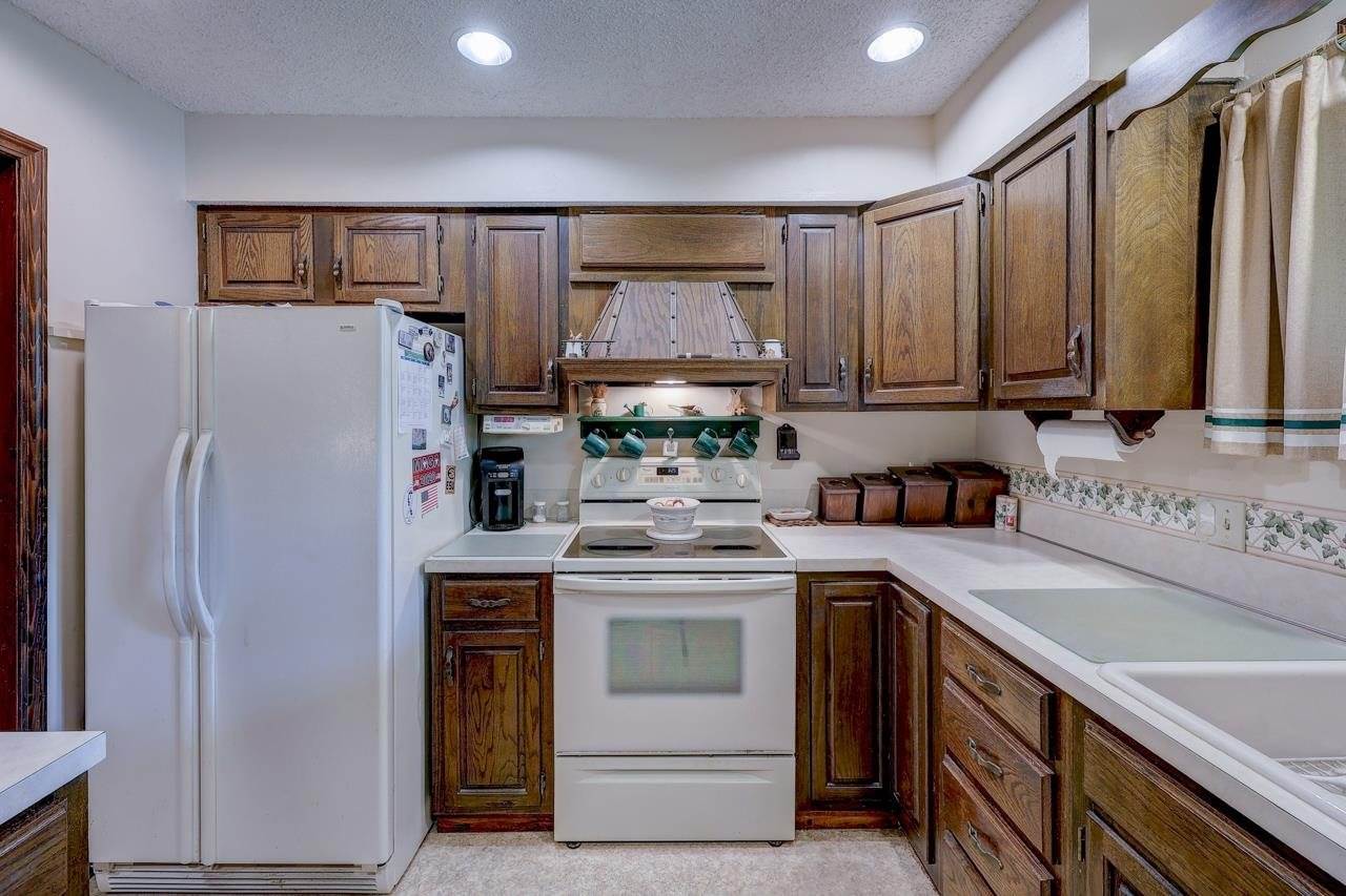 4 Lakeridge Dr, Arkansas City, KS 67005