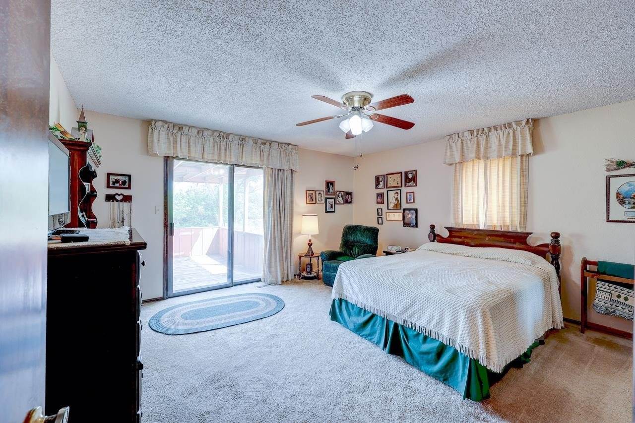 4 Lakeridge Dr, Arkansas City, KS 67005