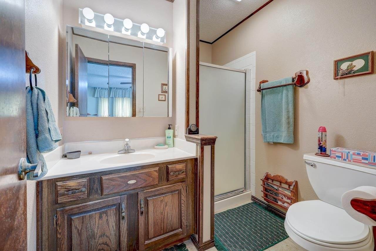 4 Lakeridge Dr, Arkansas City, KS 67005