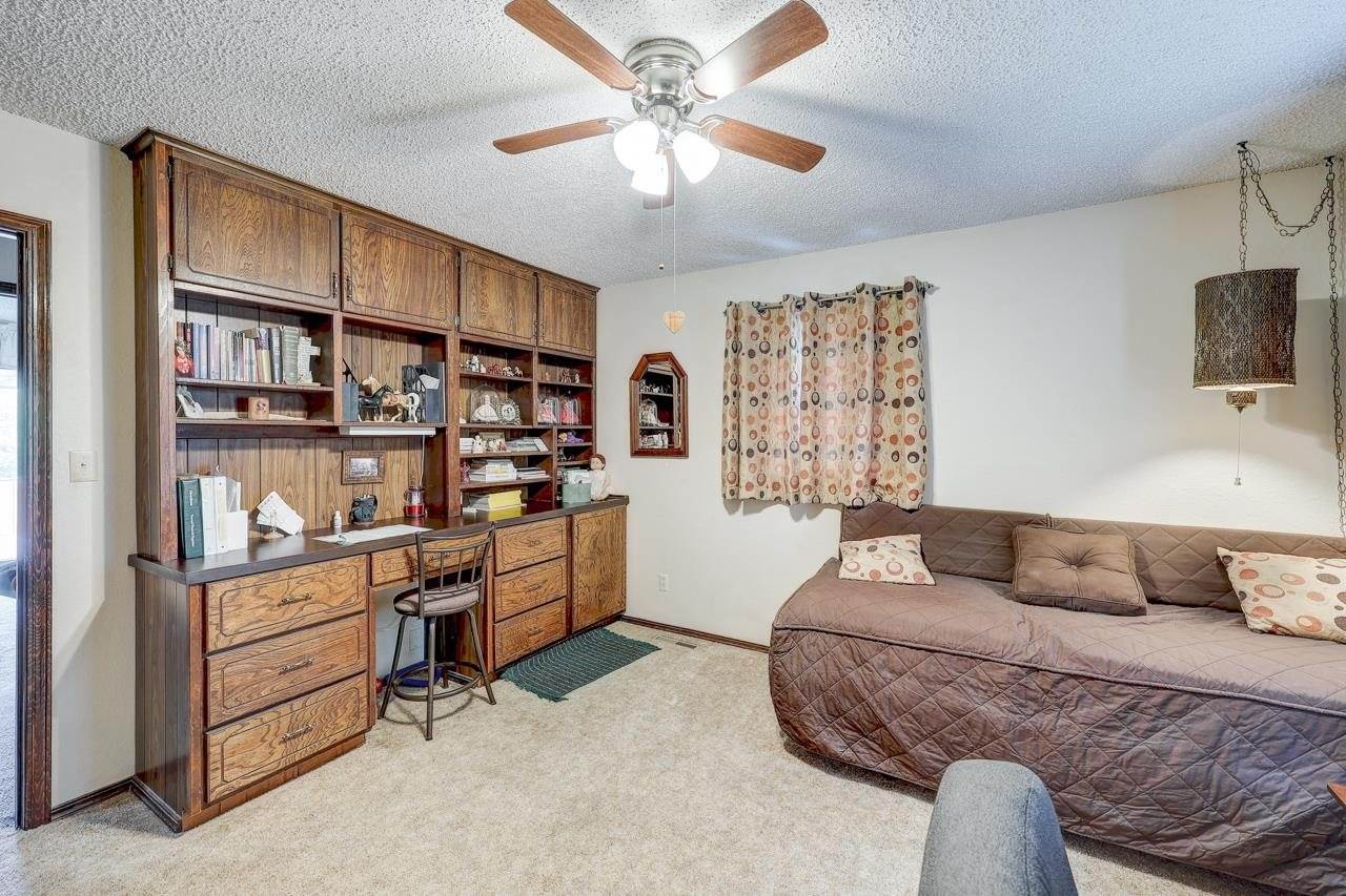 4 Lakeridge Dr, Arkansas City, KS 67005