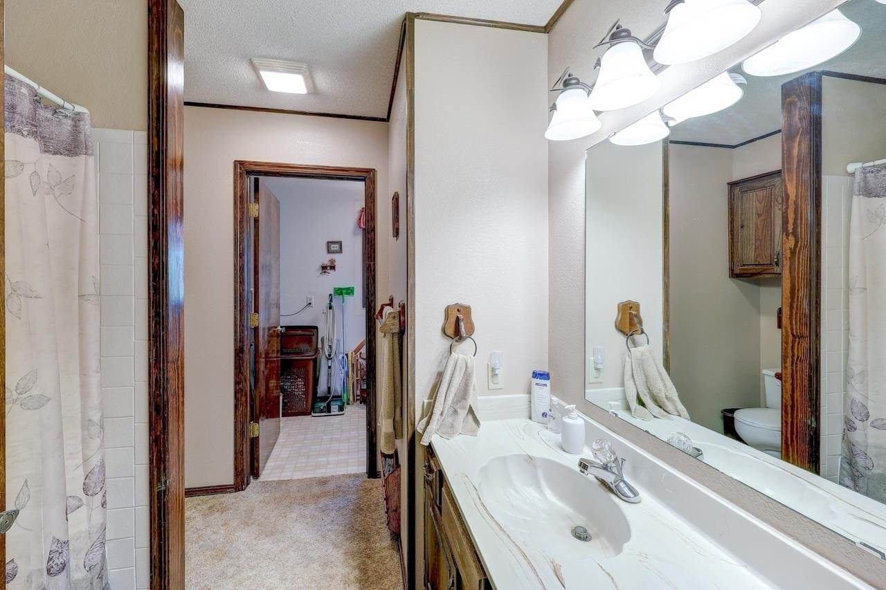 4 Lakeridge Dr, Arkansas City, KS 67005