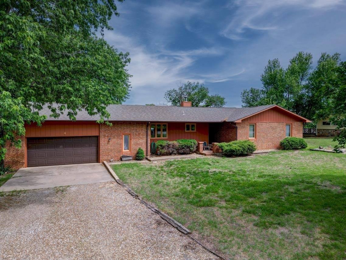 4 Lakeridge Dr, Arkansas City, KS 67005