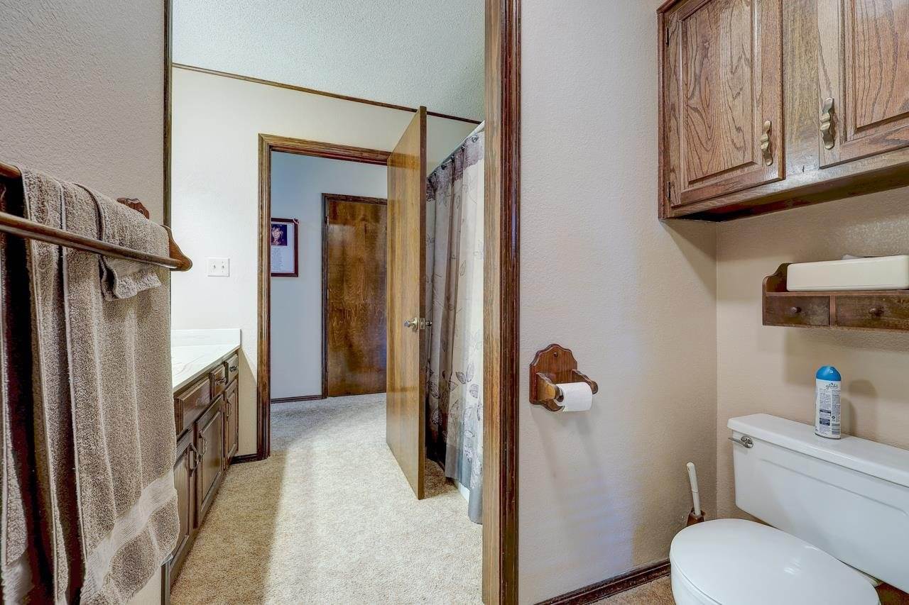 4 Lakeridge Dr, Arkansas City, KS 67005