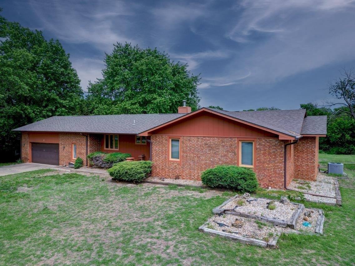 4 Lakeridge Dr, Arkansas City, KS 67005