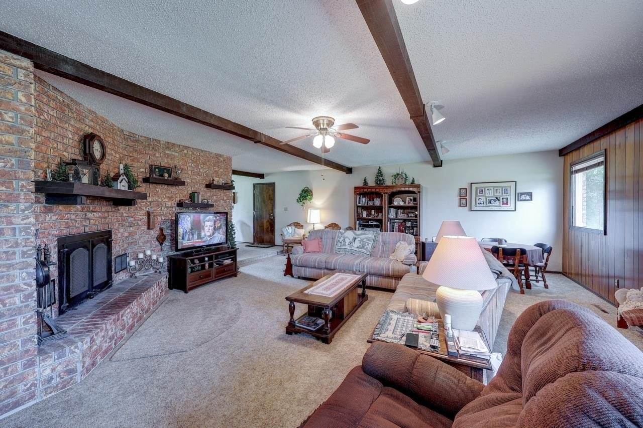 4 Lakeridge Dr, Arkansas City, KS 67005