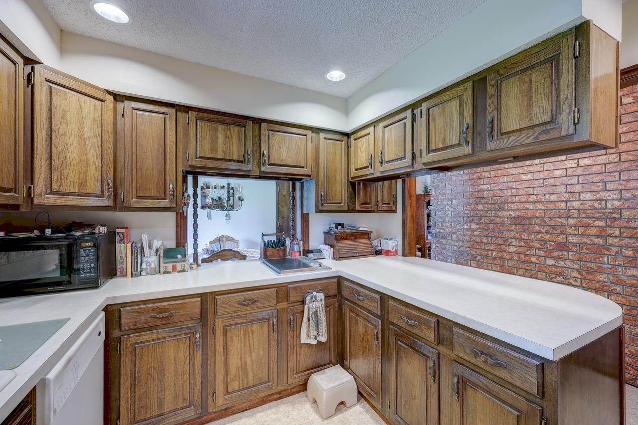 4 Lakeridge Dr, Arkansas City, KS 67005