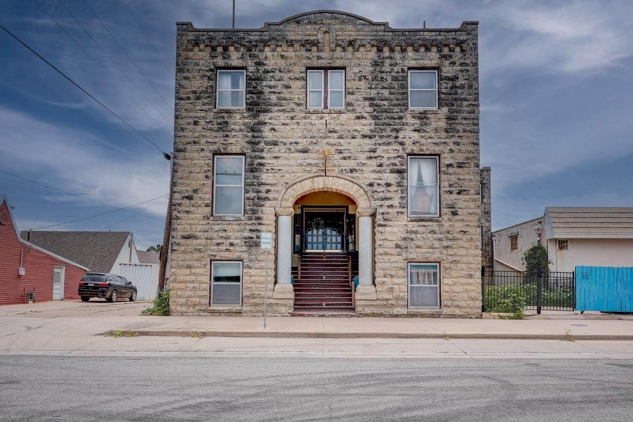 107 East 7th Ave, Winfield, KS 67156