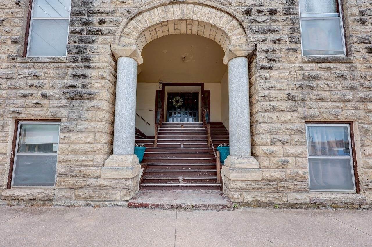 107 East 7th Ave, Winfield, KS 67156